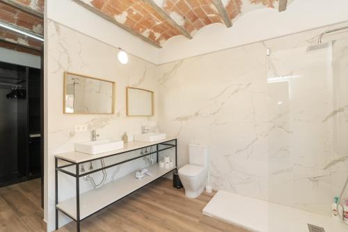 Private Terrace & Jacuzzi & Sleeps Six