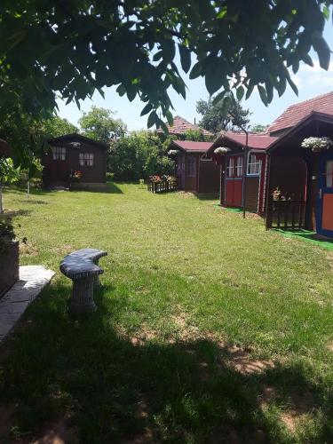 a yard with a bird bath in the grass at Rankine Kolibe in Kladovo