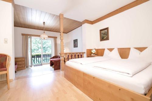 a bedroom with a large bed in a room at Flackl - Wirt in Reichenau
