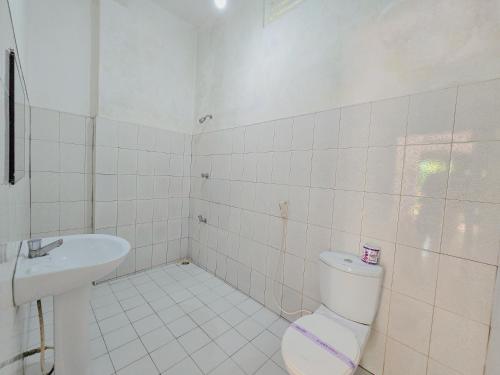a bathroom with a toilet and a sink at Jayaru Guest House in Polonnaruwa