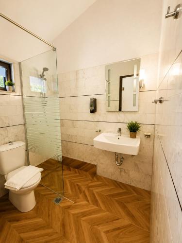 ein Badezimmer mit Toilette und Waschbecken in der Unterkunft Hotel Marti Studios in Skala Sotiros