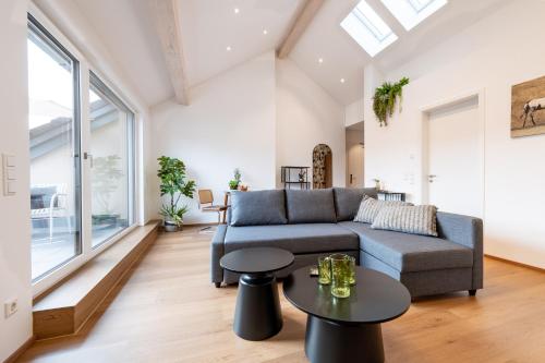 ein Wohnzimmer mit Sofa und Tisch in der Unterkunft Soley70 in Neumarkt in der Oberpfalz