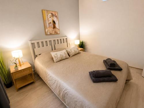 a bedroom with a bed with two towels on it at Cosy & Clim Parfait jusqu'à 6 voyageurs bus gare shopping centre in Béziers