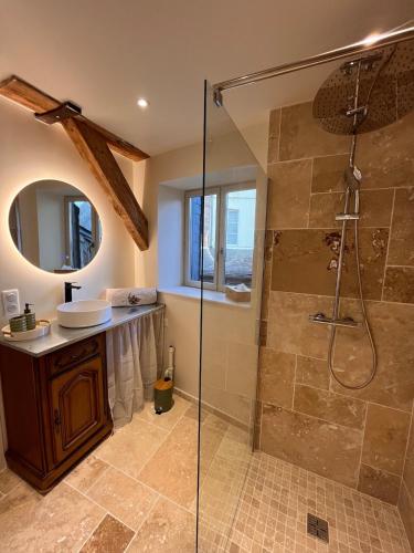 a bathroom with a shower and a sink at appartement chaleureux in Honfleur