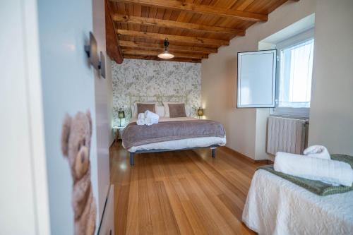 a bedroom with a bed and a chair in a room at Apartamentos Castello in Cartavio