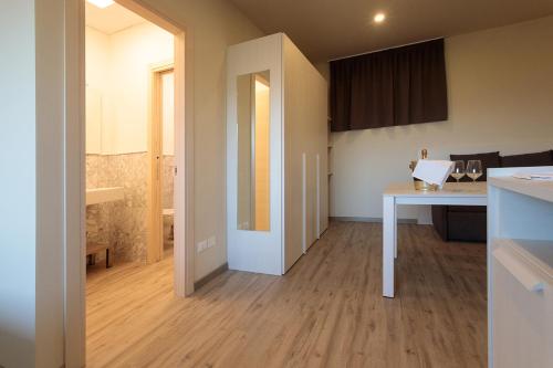 a living room with a table and a kitchen at alla campagna in Trissino