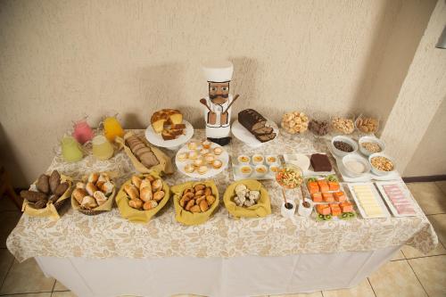 Solara Hotel في ساو جواو ديل ري: طاولة مع مجموعة من الأنواع المختلفة من الطعام