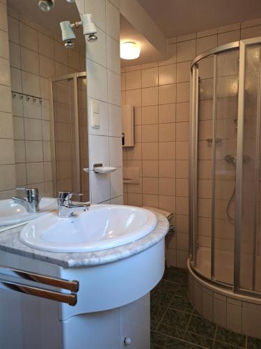 a bathroom with two sinks and a shower at Hütterhof in Grundlsee