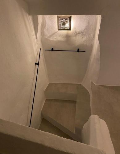 ein Treppenhaus mit einer Treppe und einer Lampe in der Unterkunft Zarcillo in Olvera