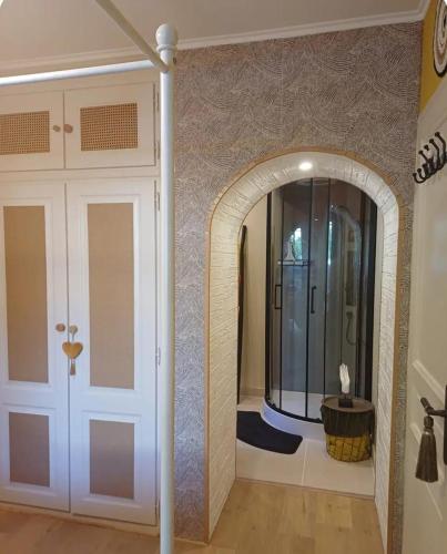 a hallway with a door and a mirror at La Parenthèse Provençale in Cabasse