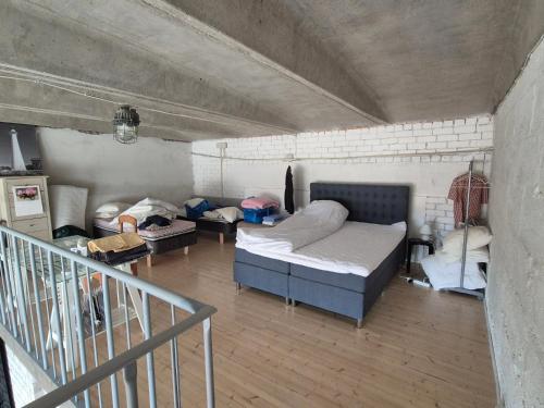 ein Zimmer mit einem Bett und einer Couch in der Unterkunft Köima Loft in Kõima