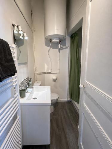 a bathroom with a white sink and a toilet at Cosy & Clim Parfait jusqu'à 6 voyageurs bus gare shopping centre in Béziers