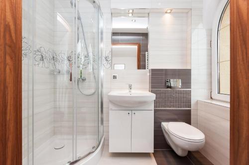a bathroom with a sink toilet and a shower at Willa Portowa - 120 metrów od plaży in Dziwnów