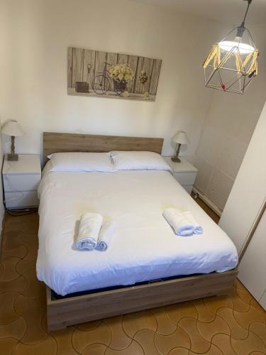 a bedroom with a bed with two towels on it at La Finestra Sul Paese in Pescocostanzo