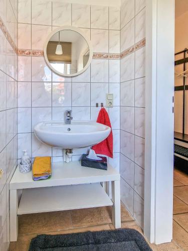 a bathroom with a sink and a mirror at Liekedeeler in Greetsiel