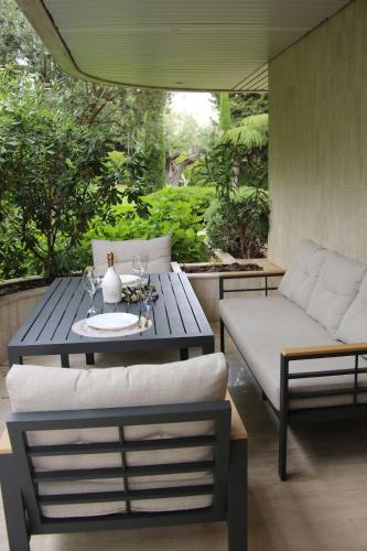 Elegant studio with terrace and lush garden
