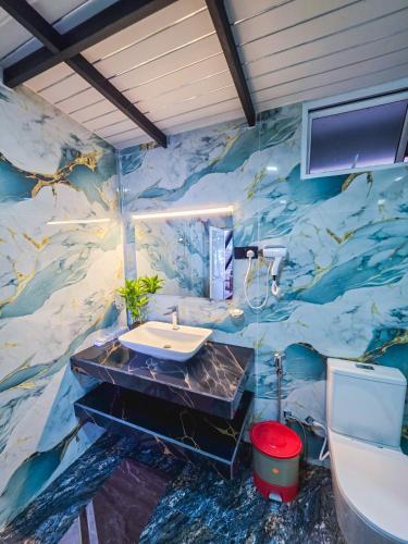 a bathroom with a fish painted on the wall at White Moon Cabin & Cottage in Ella