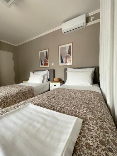 two beds in a hotel room with two beds at seaview apartment - villa a’more in Milna