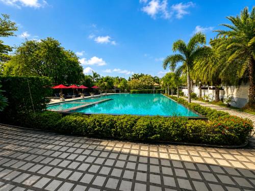 a swimming pool in a resort with palm trees at Aufwachen im Paradies Private Poolvilla 50 m vom Strand in Nathon Bay