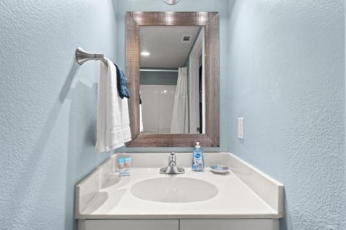 Gulf-front Shores of Panama 3rd Floor RENOVATED - Beach Service Included photo 51