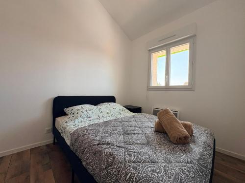 a bedroom with a bed and a window at Duplex du Paradis 2 chambres in Saint-Romain-de-Jalionas