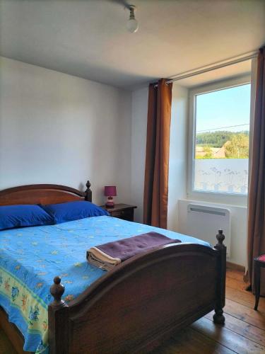 a bedroom with a large bed and a window at Bienvenu chez moi 