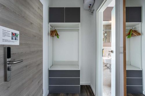 a bathroom with a walk in closet with a sink at Hotel Bregenz in Berlin