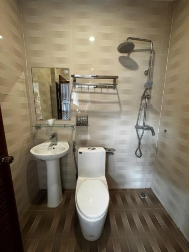 a bathroom with a toilet and a sink at Vang Vieng Ha Ha Hotel in Vang Vieng