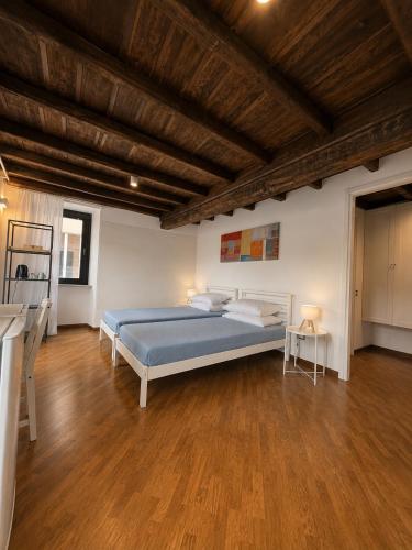 Llit o llits en una habitació de AL CASTELLO Suites