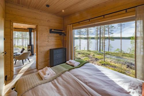 a bedroom with a bed and a large window at Hossan Lumo in Hossa