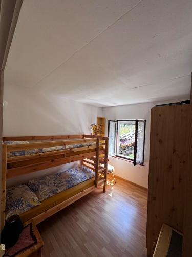 ein Zimmer mit zwei Etagenbetten und einem Fenster in der Unterkunft Casa Prisca in Bellinzona