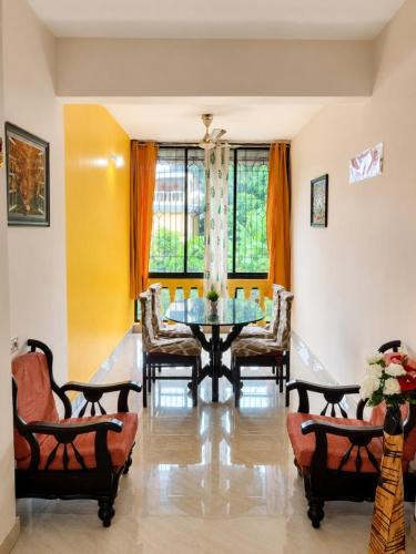 a living room with a table and chairs at Regal by the bay in Varca