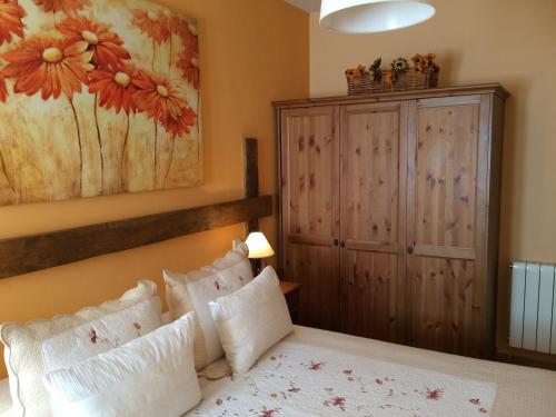 a bedroom with a bed and a painting on the wall at La Senda Del Duratón in Sebúlcor