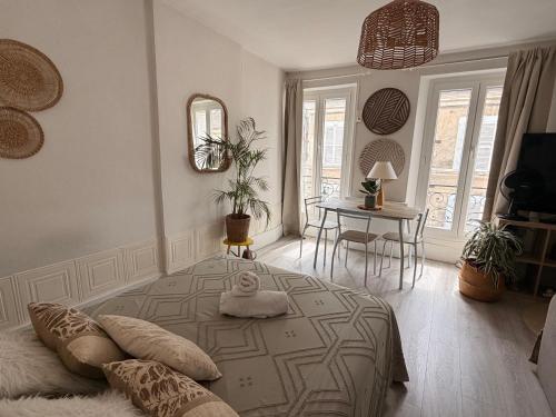 a room with a bed with a towel on it at Grand Studio Centre Fontainebleau INSEAD - Cocon Deluxe in Fontainebleau