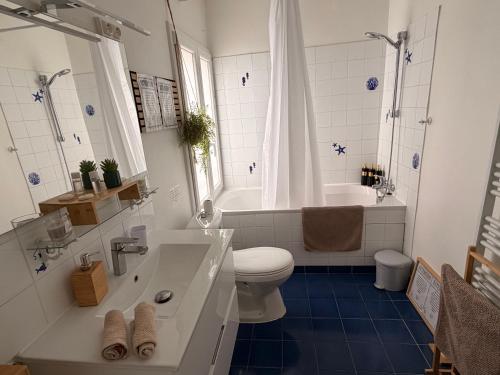 a bathroom with a tub and a toilet and a sink at Grand Studio Centre Fontainebleau INSEAD - Cocon Deluxe in Fontainebleau