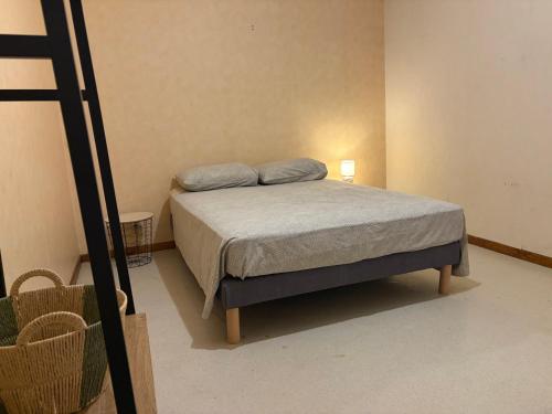 a bedroom with a bed in a room at Appartement centre-ville Montluel in Montluel