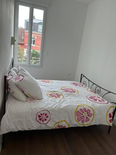 a bed in a room with a window at Le Cepyo in Saint-Quentin