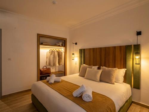 a bedroom with a large bed with towels on it at Hamilton Suites & Appart in Casablanca