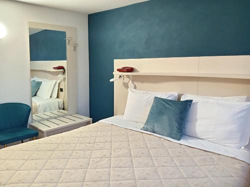 Llit o llits en una habitació de Hotel Amadeus