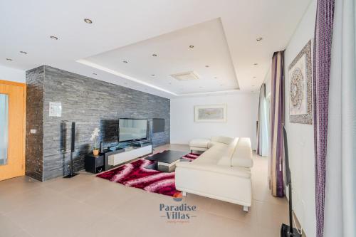 5-Bedroom Algarve Villa with Private Pool