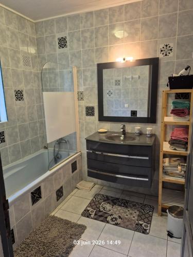 a bathroom with a sink and a bath tub at La familiale in Salazie
