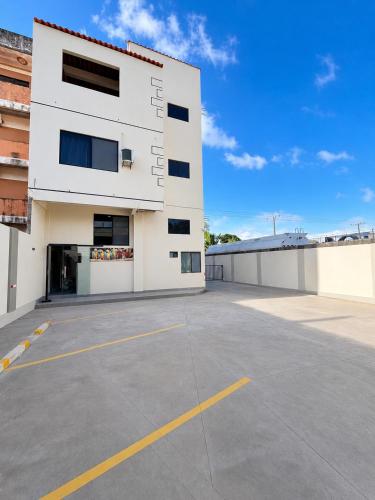 a white building with a parking lot at Alojamiento 22 dé octubre in Santa Cruz de la Sierra