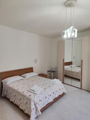 a bedroom with a large bed and a mirror at A Chera Via in Laureana Cilento