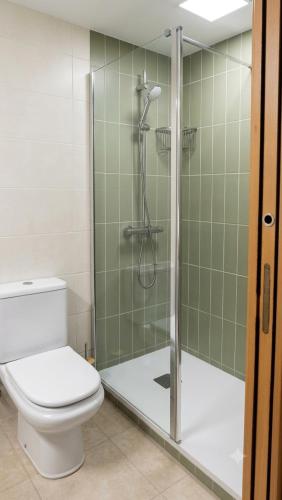 a bathroom with a toilet and a glass shower at ILDA MENTa in Miami Platja