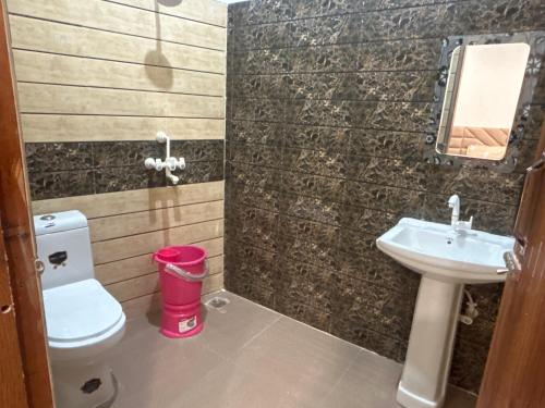 a bathroom with a toilet and a sink at Shreeji Nikunjdham in Vrindāvan