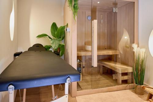 a room with a massage table and a bath tub at Duplex Sauna Cinéma in Riom