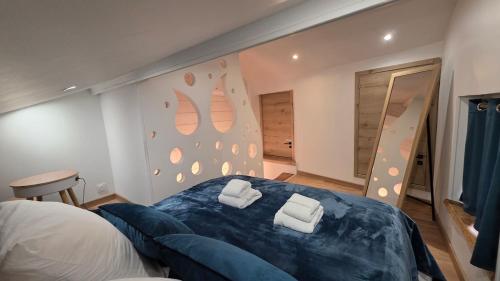 a bedroom with a bed and a climbing wall at Duplex Sauna Cinéma in Riom