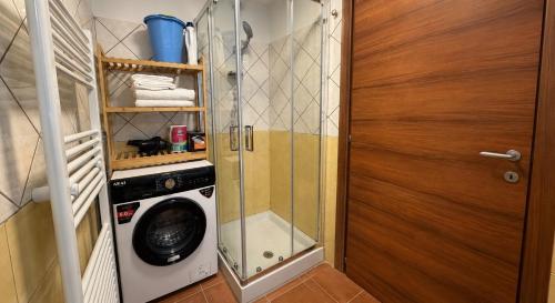 eine Waschmaschine in einem Badezimmer mit Glastür in der Unterkunft Residence Sciara Sciat in Foggia