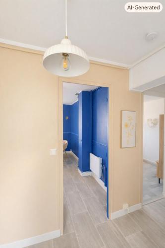 a hallway with blue walls and a white ceiling at L'échappée Seine - Idéalement situé in Barentin