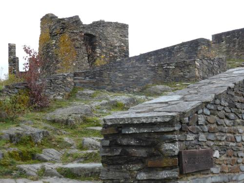 an old stone retaining wall with a stone path at vakantiehuis Hunsrück in Leisel